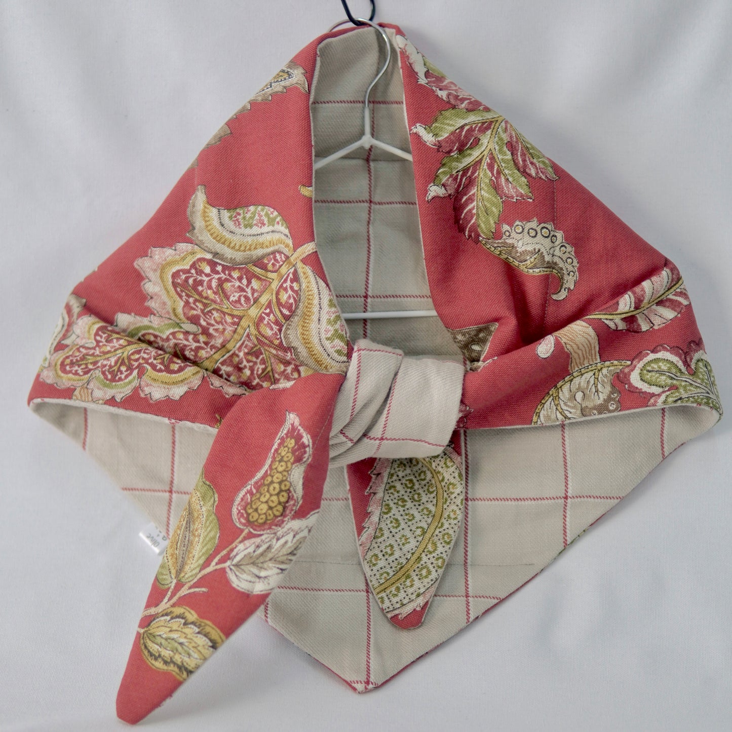 Reversible shawl made with 100% cotton in an autumn vine print on one side and 100% natural linen on the other. Quilted for a soft, sculpted feel — styled as a wrap, scarf, or bow for effortless layering and timeless elegance.
