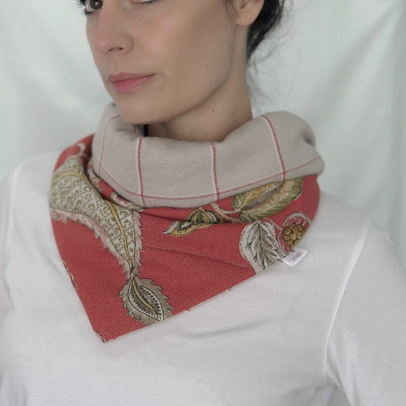 Reversible shawl made with 100% cotton in an autumn vine print on one side and 100% natural linen on the other. Quilted for a soft, sculpted feel — styled as a wrap, scarf, or bow for effortless layering and timeless elegance.