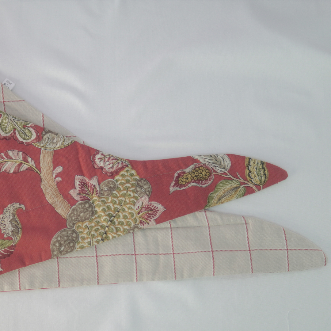 Reversible shawl made with 100% cotton in an autumn vine print on one side and 100% natural linen on the other. Quilted for a soft, sculpted feel — styled as a wrap, scarf, or bow for effortless layering and timeless elegance.