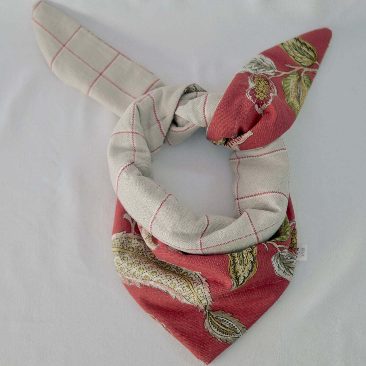 Reversible shawl made with 100% cotton in an autumn vine print on one side and 100% natural linen on the other. Quilted for a soft, sculpted feel — styled as a wrap, scarf, or bow for effortless layering and timeless elegance.