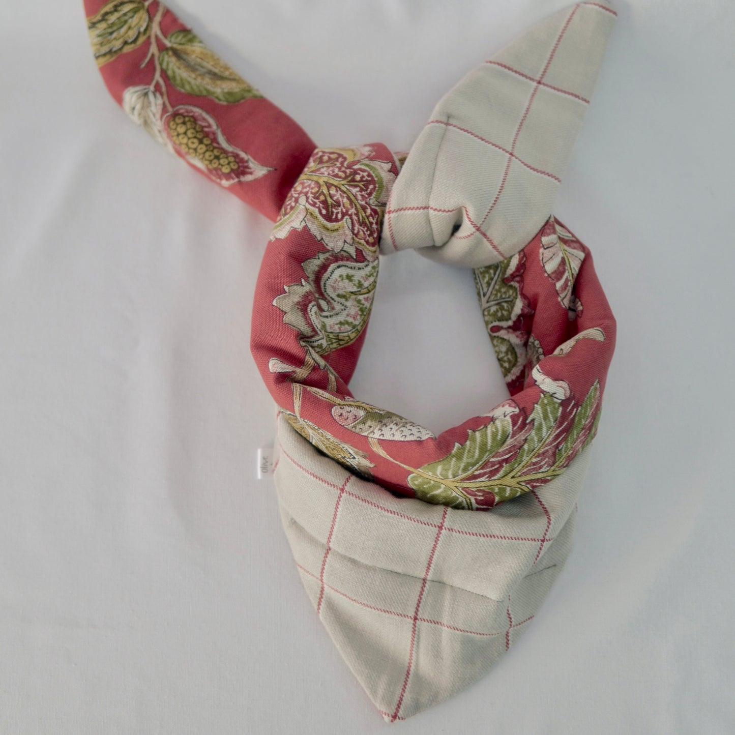 Reversible shawl made with 100% cotton in an autumn vine print on one side and 100% natural linen on the other. Quilted for a soft, sculpted feel — styled as a wrap, scarf, or bow for effortless layering and timeless elegance.